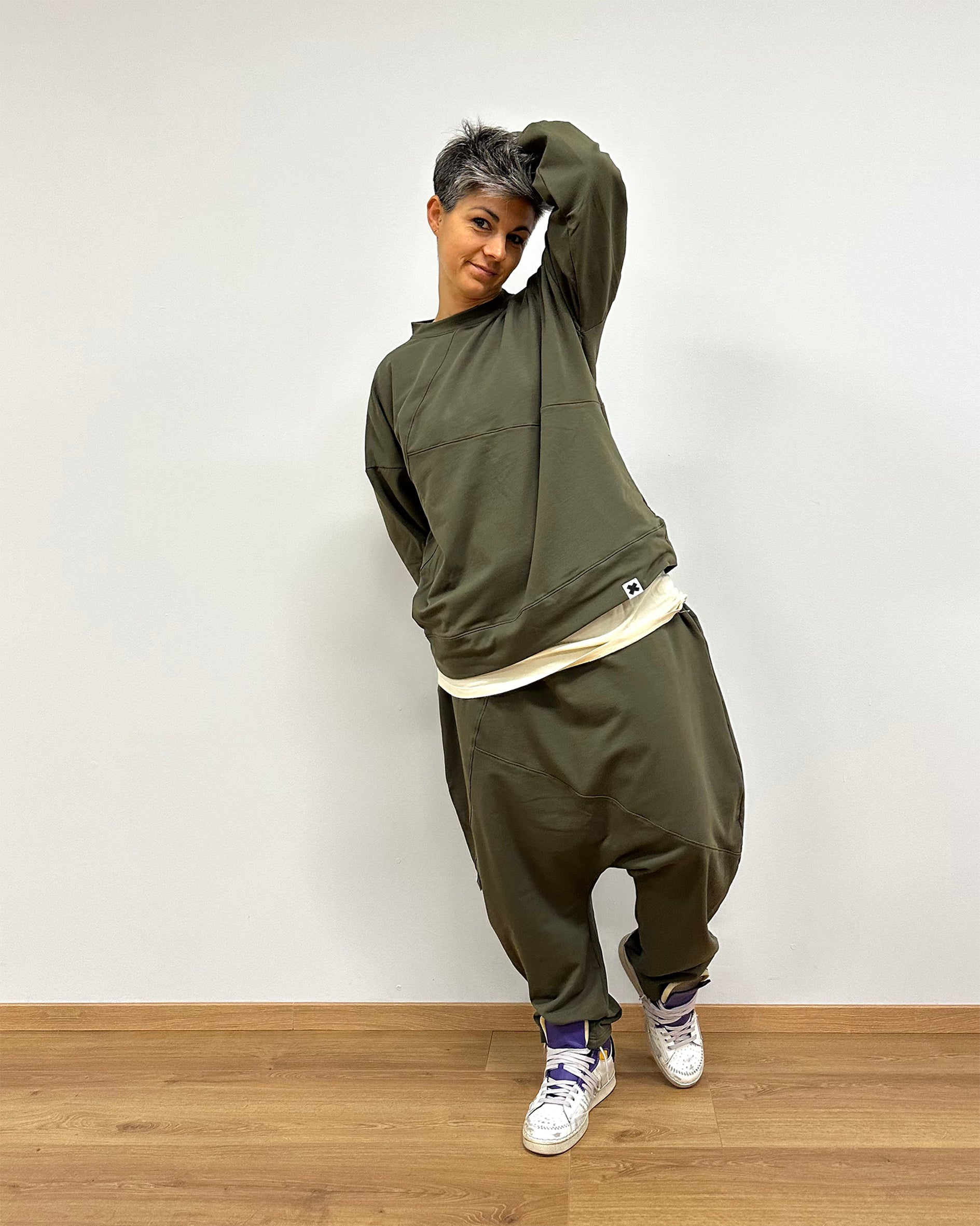 Basic sweatshirt with asymmetrical stitching