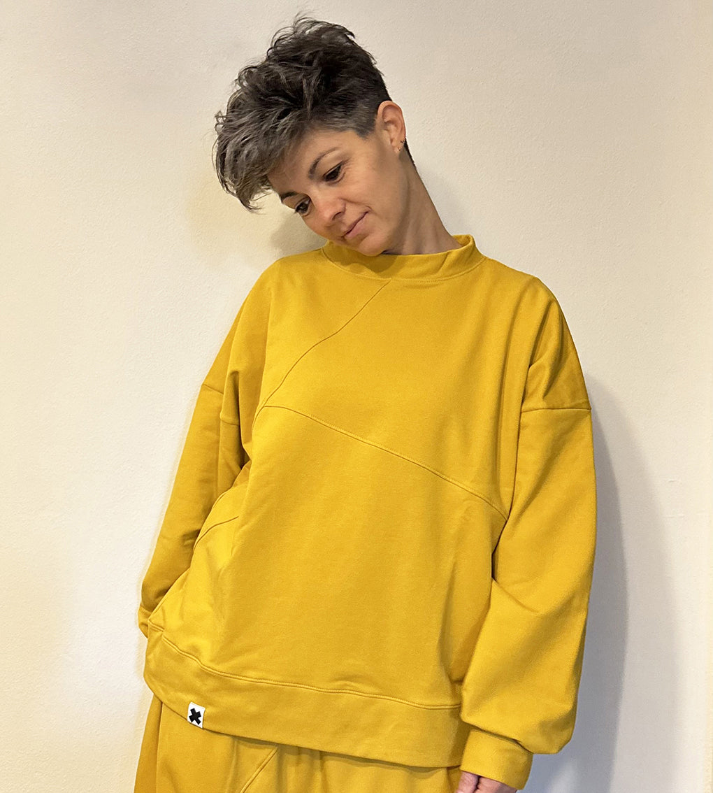 Basic sweatshirt with asymmetrical stitching
