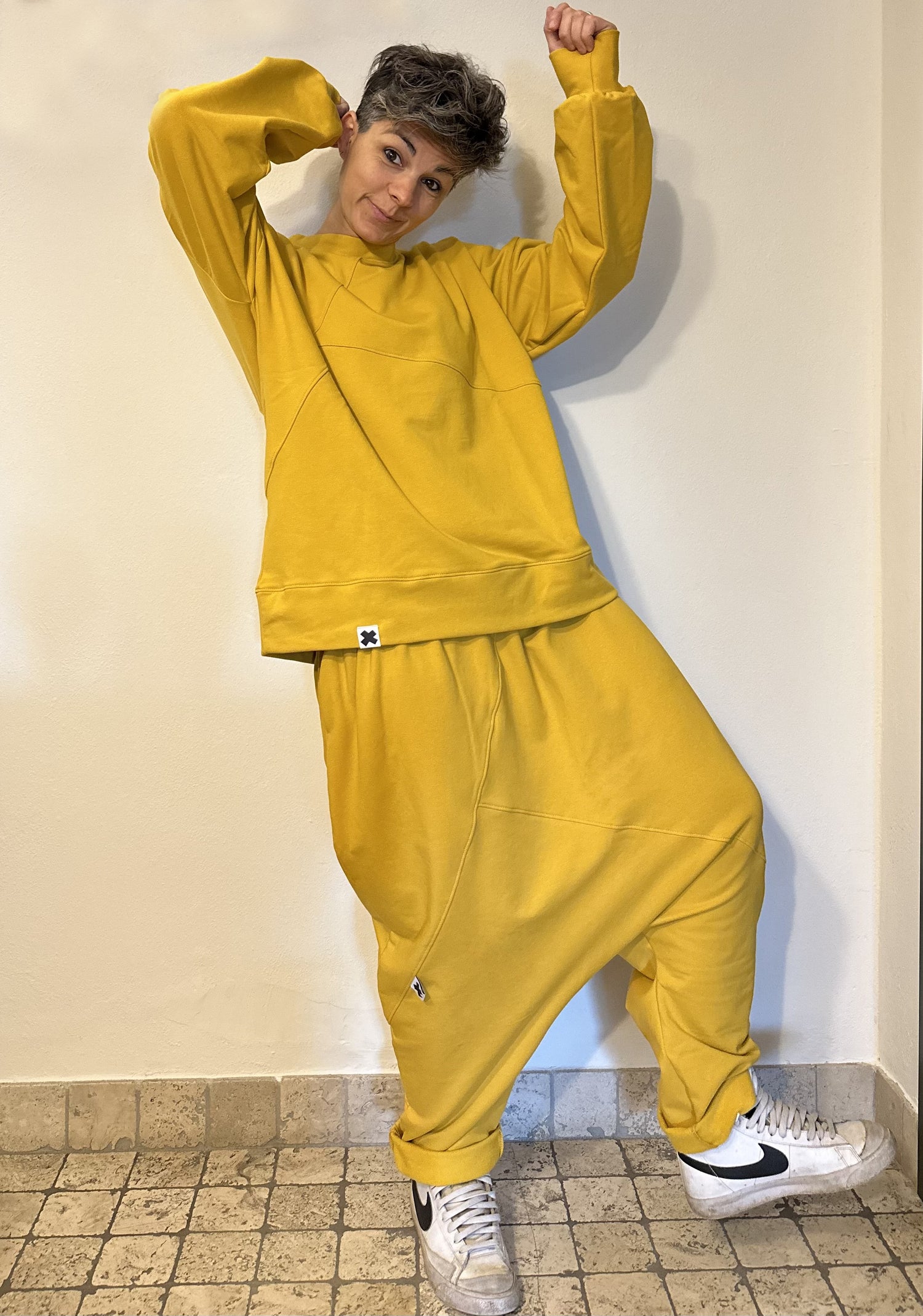 Basic sweatshirt with asymmetrical stitching