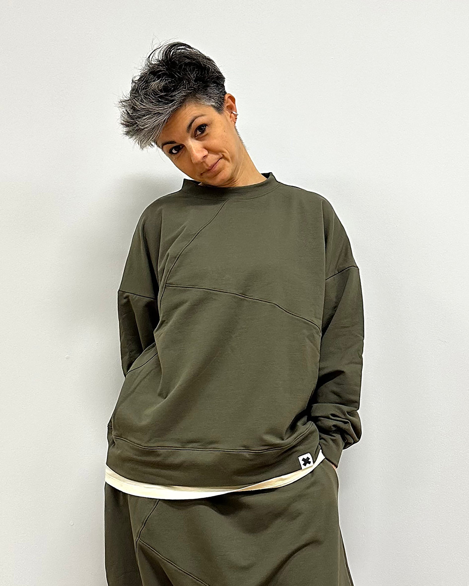 Basic sweatshirt with asymmetrical stitching